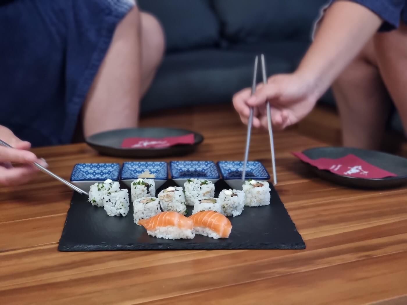 Déguster des sushis